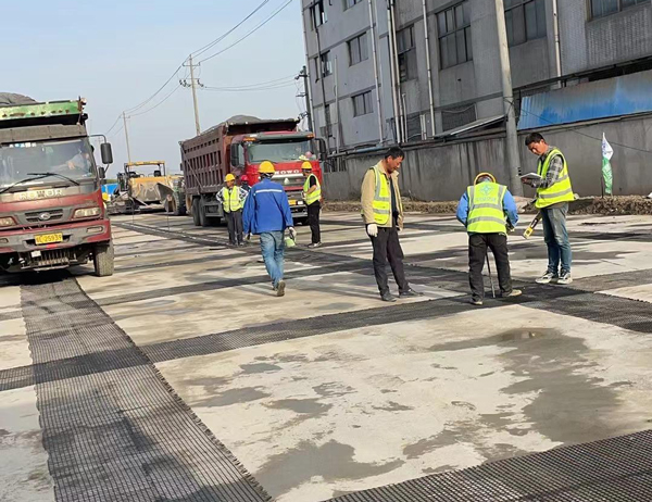 灵寿老材料的新故事：玻璃纤维土工格栅如何在‘白改黑’浪潮中重获新生？